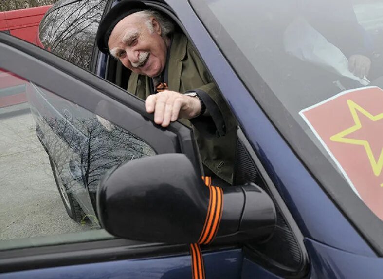 Таксист в москве. Таксисты могут подвезти. Таксист. Таксист. Водитель такси в воронеже коба максим.