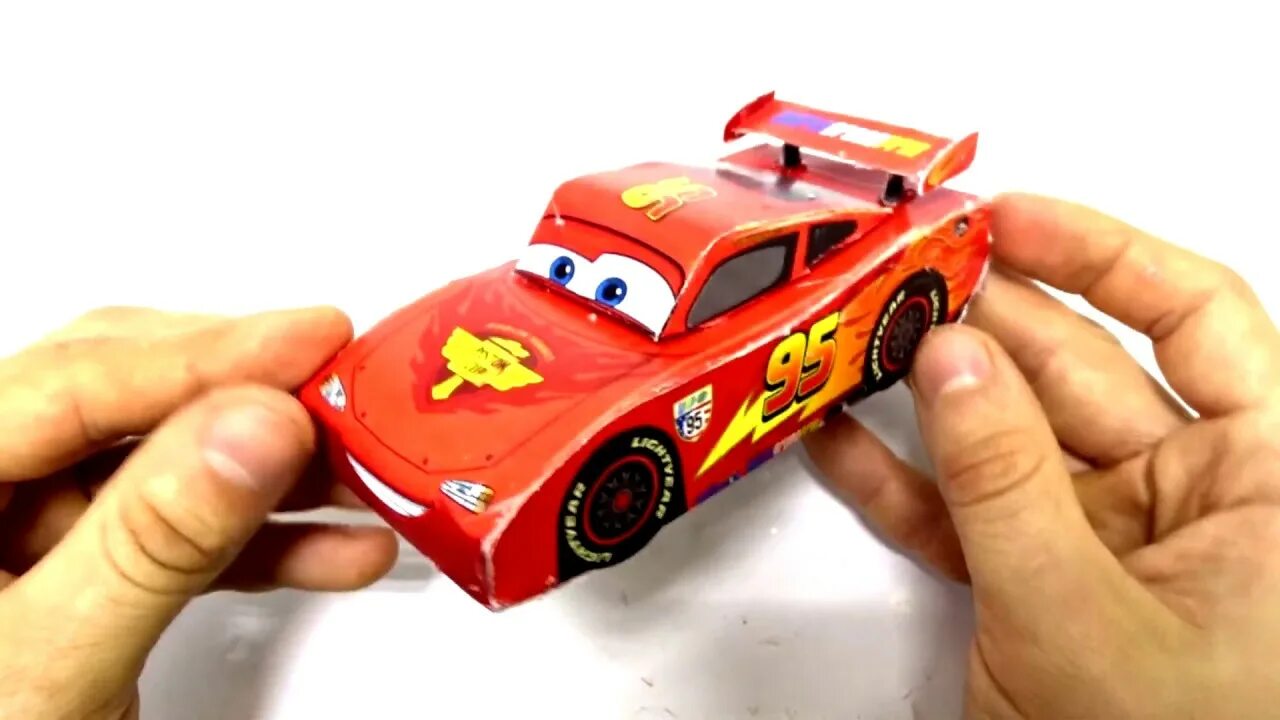 Сделать маквин. Тачки молния Маккуин из бумаги. Cars Toys Lightning MCQUEEN. Бумажный молния Маквин. Машинка из бумаги Маквин.