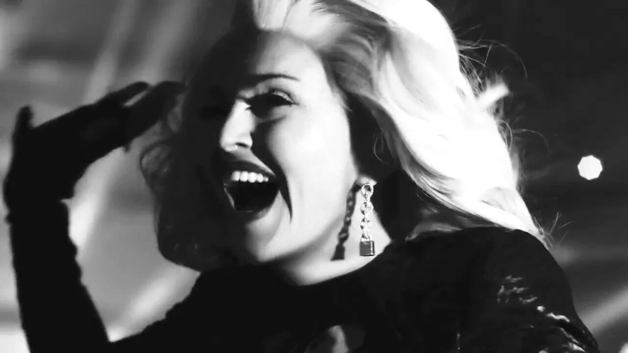 Мадонна go. Мадонна girl gone wild. мадонна клип girl gone wild. madonna грустит. орловская мадонна.