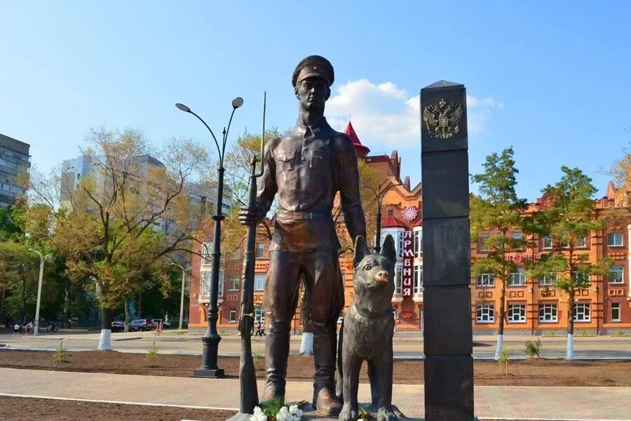 Достопримечательности благовещенска амурская область. Памятника архитектуры благовещенск амурской. Амурская область памятники. Памятник пограничнику в благовещенске. Статуя пограничника в благовещенске.