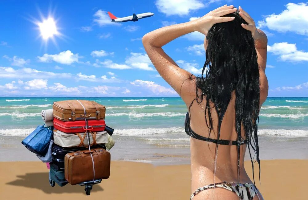 Идти ли в отпуск в мае. Девушка с чемоданом на море. Отпуск у моря. Девушка в отпуске. Собираемся на море.