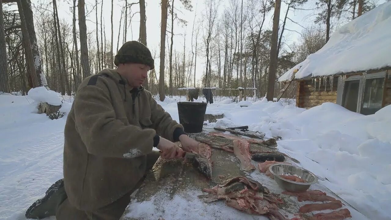 Жизнь охотников в глубинке. Охотники промысловики жизнь в тайге. Охотники Якутии промысловики. Зимовье охотника промысловика.