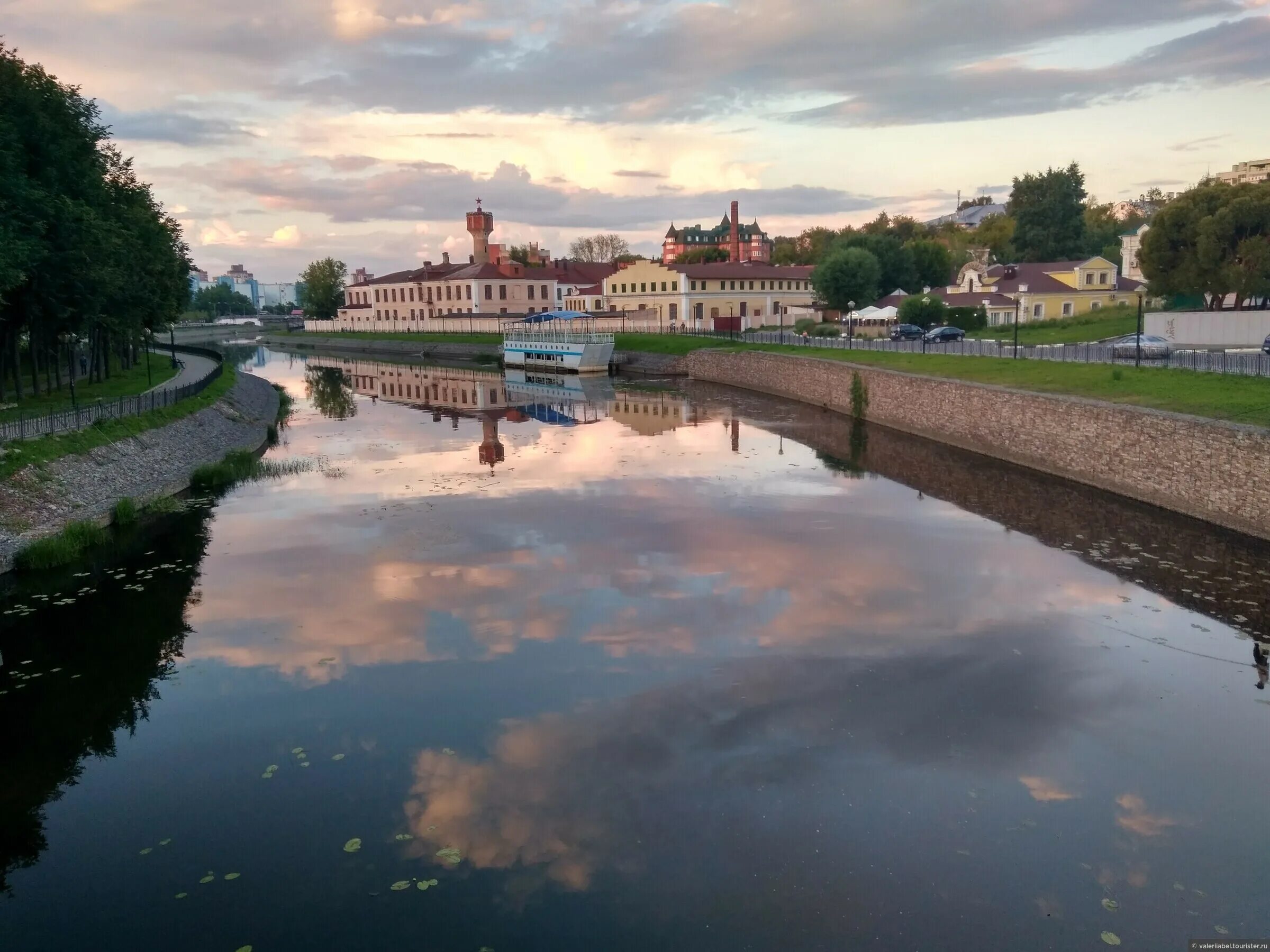 Река уводь. Город Иваново река Уводь. Набережная реки Уводь Иваново. Иваново город центр река Уводь. Иваново площадь Пушкина набережная реки Уводь.