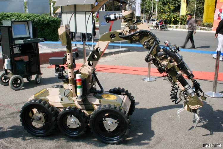 Роботы на колесном ходу 6 класс. Колесные роботы. Колесные мобильные роботы. Робот манипулятор на колесах. Колёсные и гусеничные роботы.