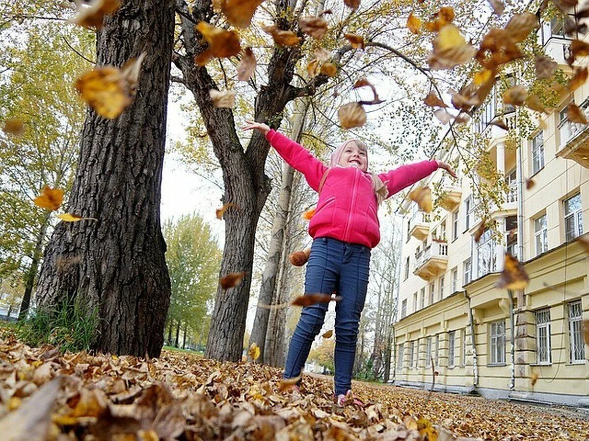 Осенняя теплая осень. Осенняя прогулка. Бабье лето в городе. Осеннее потепление. Теплого осеннего дня.