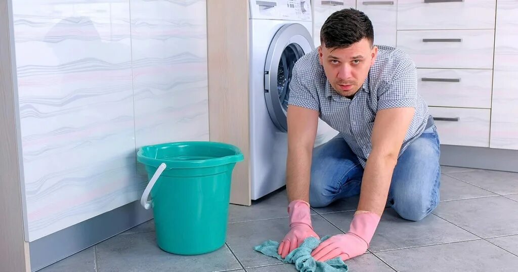 мужчина моет пол. мужчина мытье полов. мужчина убирается. мужик моет полы. протереть пол.