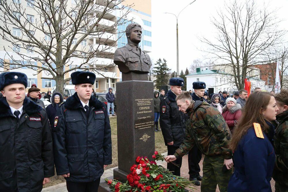 Новости россии александров. Бюст героя России.