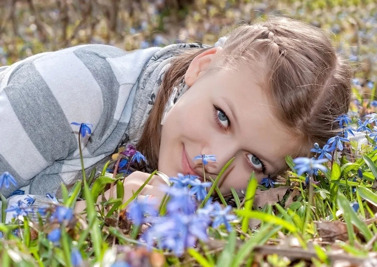 Дети радуются весне. Девушка с подснежниками. Девушка в лесу с подснежниками. Фотосессия с подснежниками.