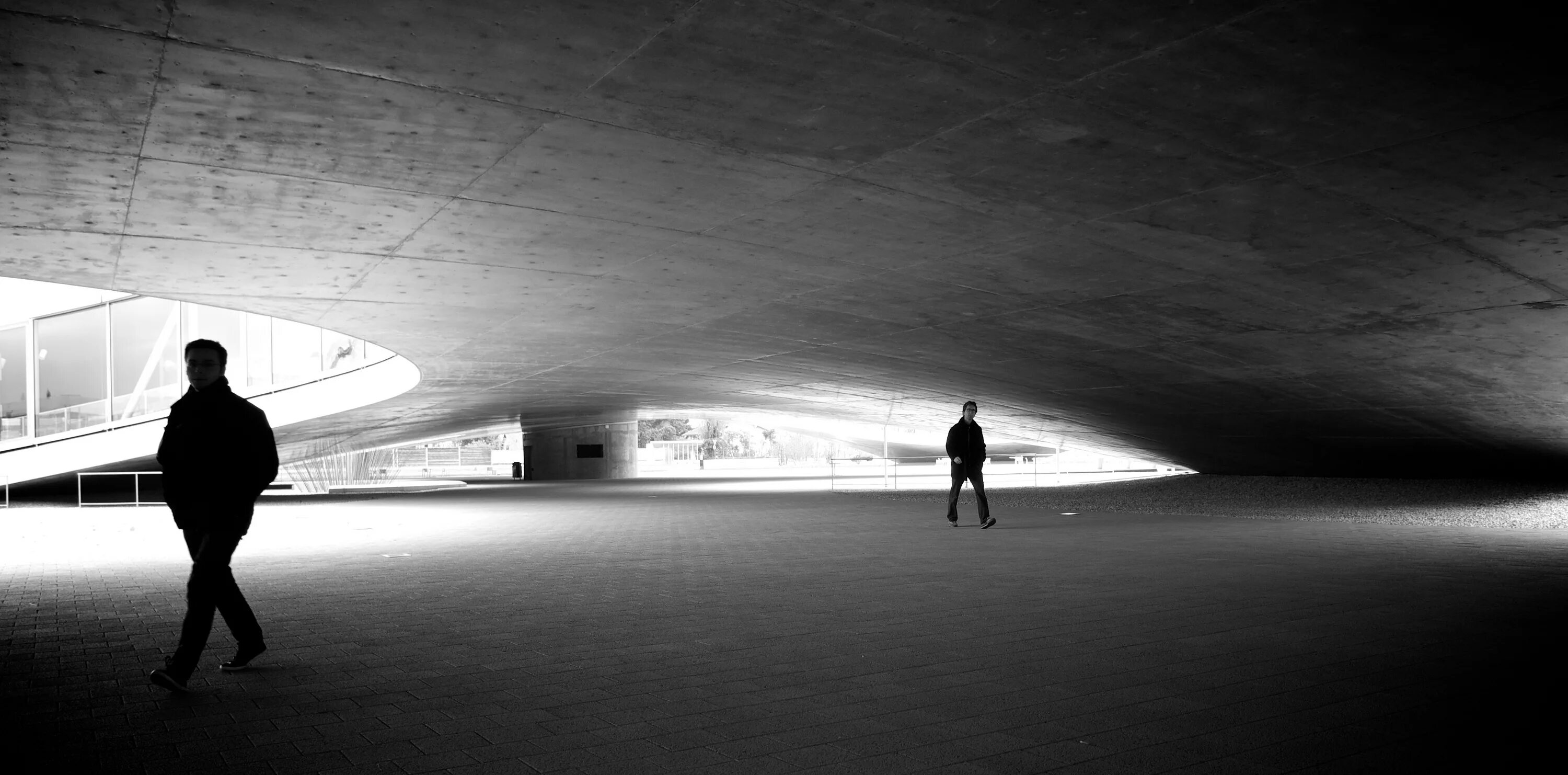 Тень от воды. Серая стена и небо перспектива. Фотография тени архитектура. Dark Architecture.