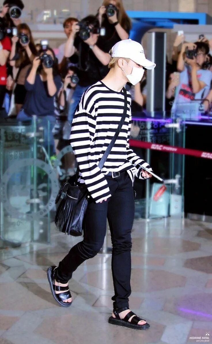 Стиль бтс. Бтс чимин стиль. тэхен бтс стиль. bts airport style jimin. чимин аэропортный стиль.