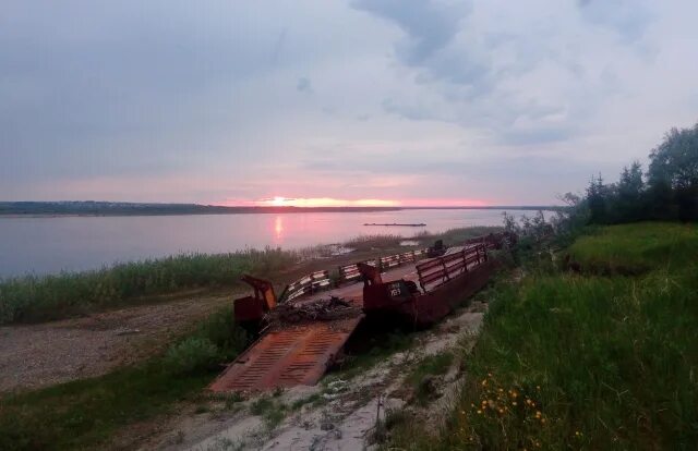 Деревня пустова. Баржа на берегу реки Ижмы. Деревня баржа. Баржа на берегу Заречье Ижма.