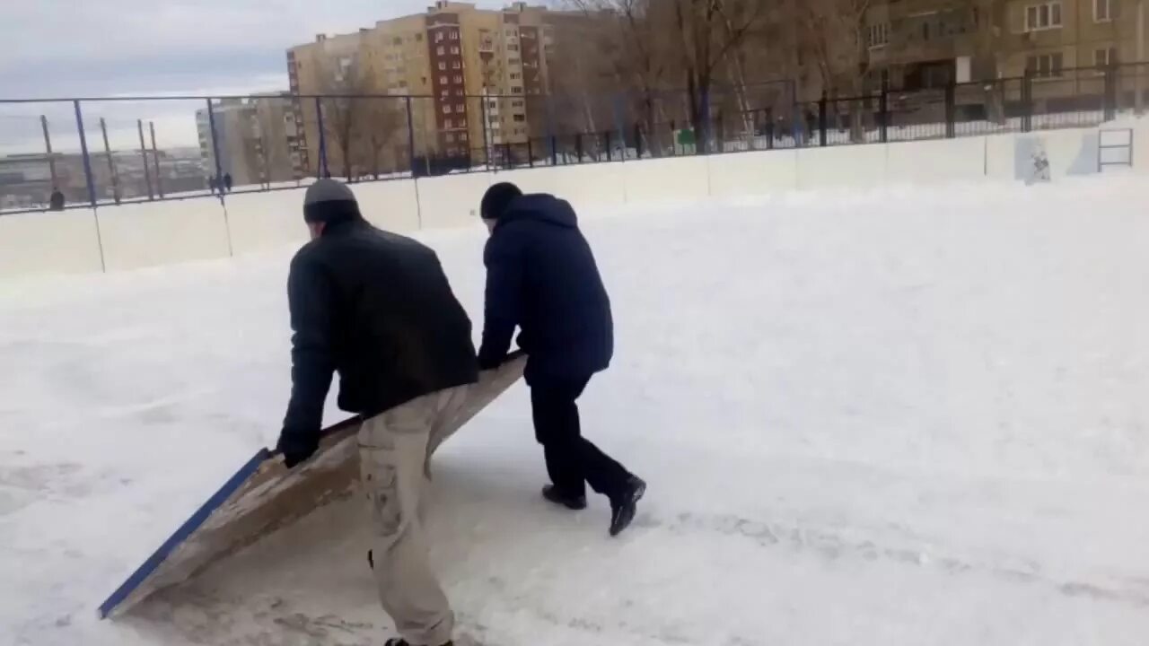 Парк солнечный каток. Каток Солнечный Саратов. Каток в парке Солнечный Саратов. Детский парк Саратов каток.