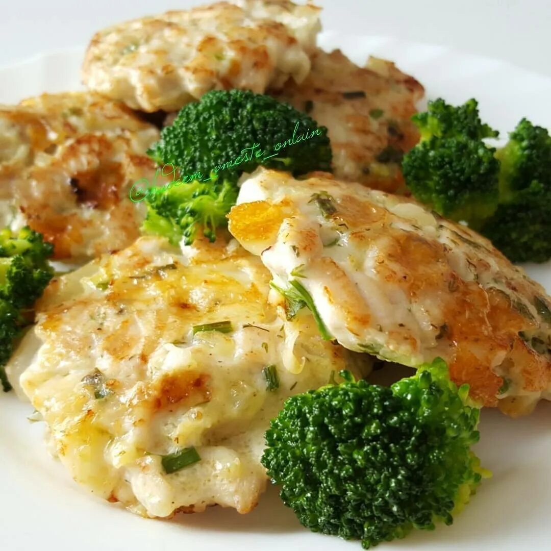 Биточки рубленные куриные. Котлеты по албански. Котлеты рубленые из куриной грудки с сыром. Рубленные куриные котлеты с сыром. Рубленные котлеты из куриного филе с сыром.