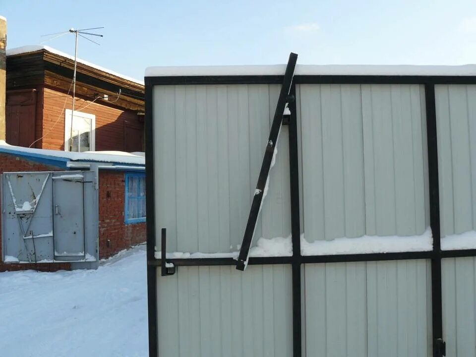 Задвижки снизу на ворота. Запор для ворот распашных. Профиль снизу калитки щель. Вертушка для ворот. Затвор для ворот распашных.