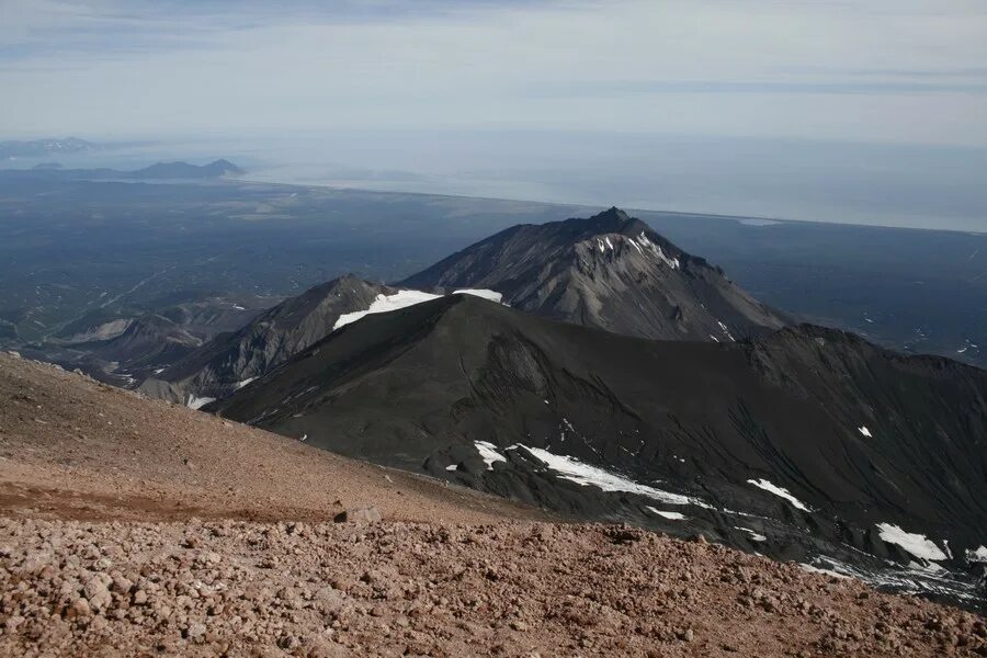 Природа камчатки 4k. Ичинский вулкан камчатка. Петропавловск-камчатский вид сверху. Камчатка 100. Обои на рабочий стол камчатка.