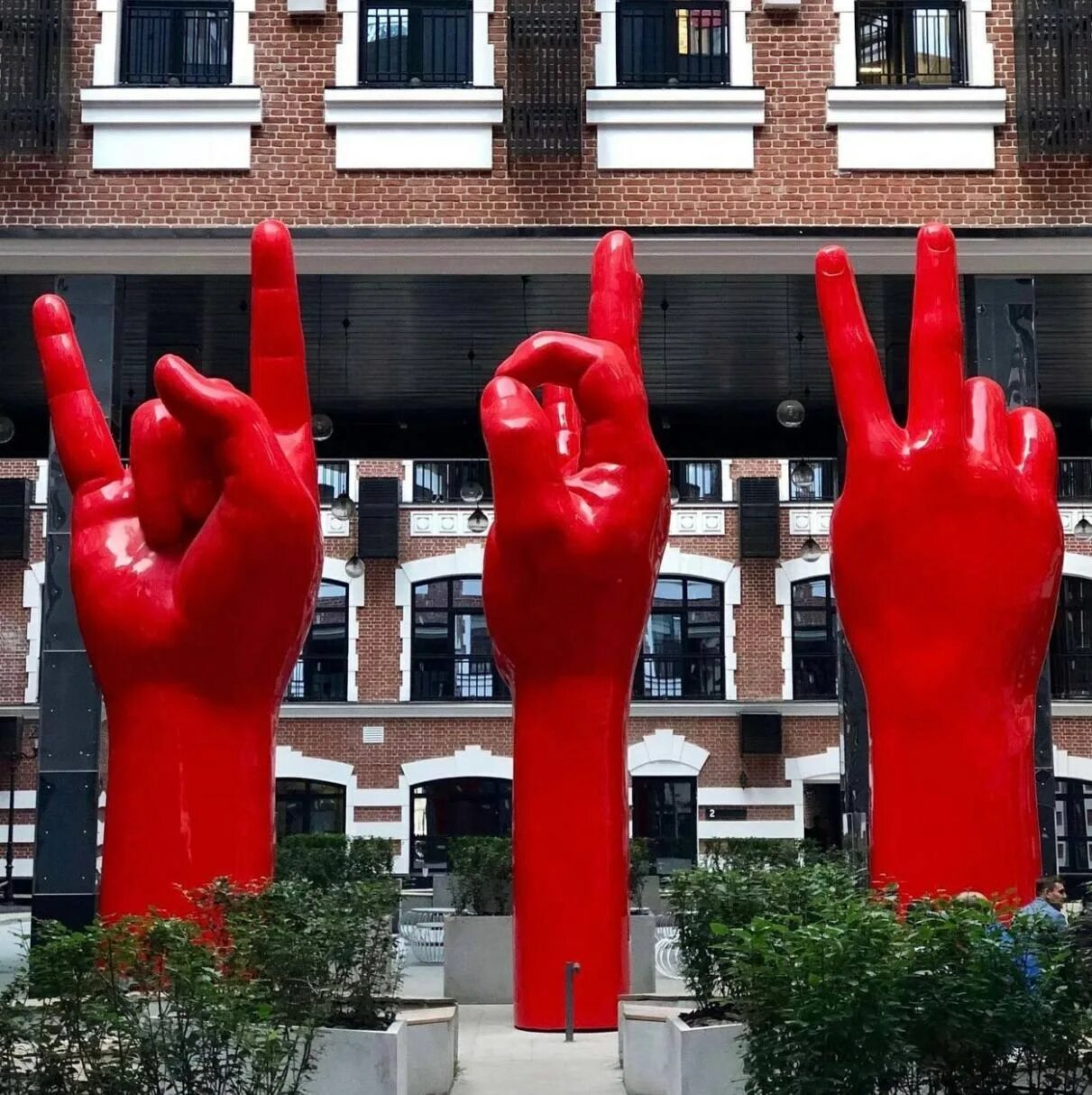 Нижняя Красносельская 35 красные руки. Скульптуры на нижней Красносельской 35. Скульптура красные руки. Красные руки в Москве.
