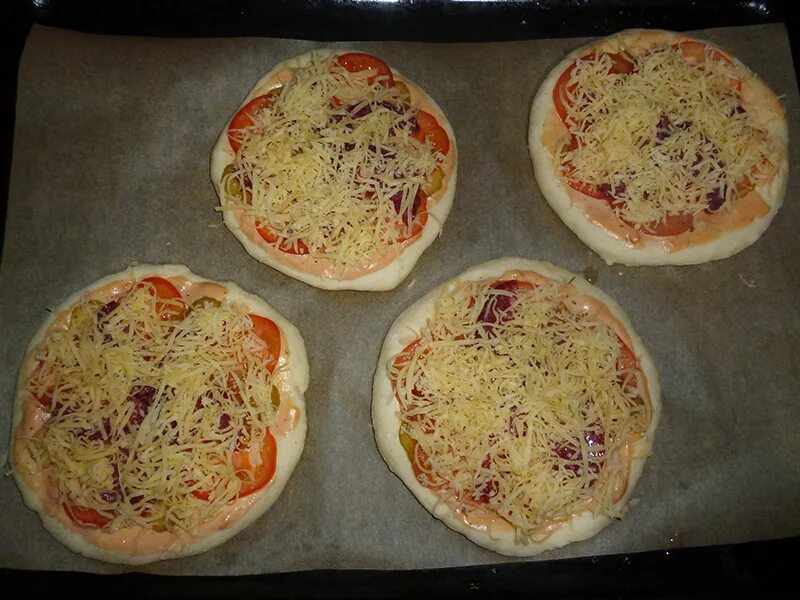 Начинка для пиццы колбаса помидоры. Пицца в духовке. Пицца с колбасой и сыром в духовке. Начинки для мини пиццы. Пицца с колбасой и сыром и помидорами.