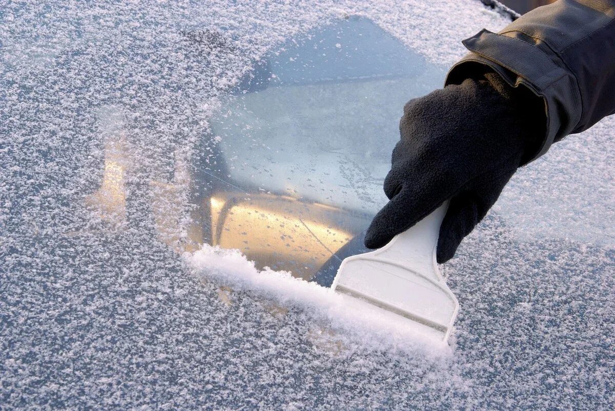 Очиститься снега. Замерзшее лобовое стекло. Очиститель снега для автомобиля. Наледь на стекле. Лед на стекле автомобиля.