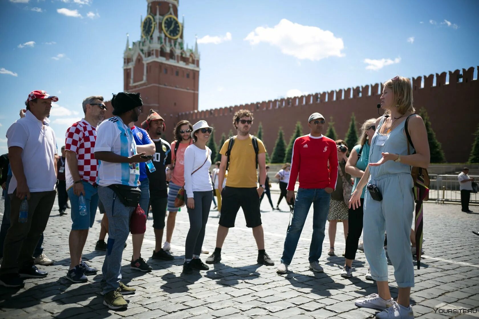 Приезжающие из заграницы. Гид экскурсовод Россия. Туристы в России. Иностранные туристы в России. Иностранные туристы в Москве.