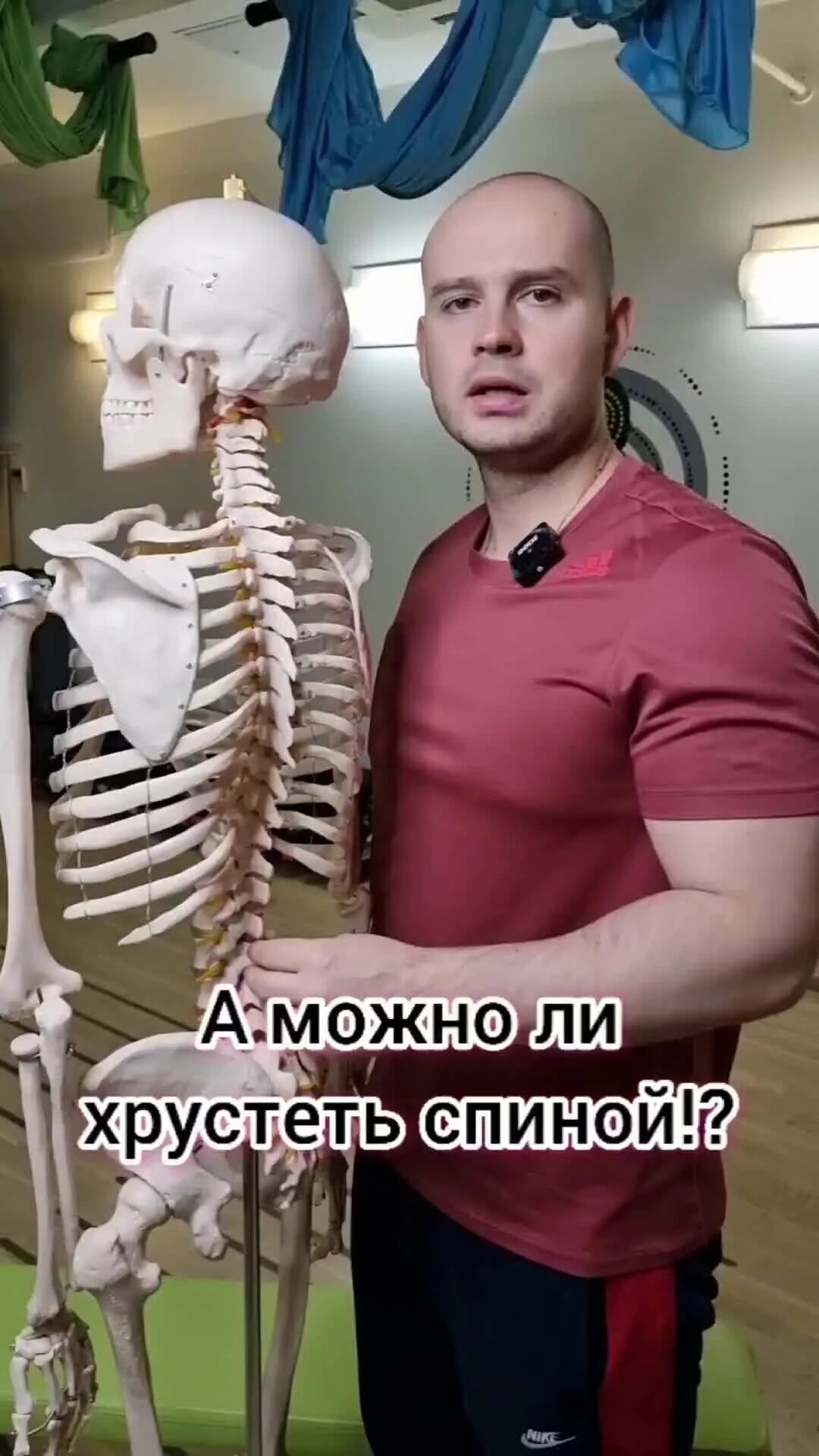 Может ли быть хруст. Хрустеть спиной. хрустнуть спину прикол. как можно хрустеть спиной.