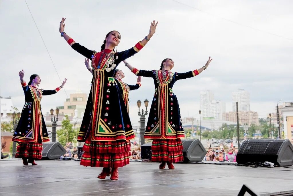 Ансамбль фольклора башкирии. Про народов башкортостана башкиры. Башкортостан башкирский народ. Национальный костюм башкир южного урала. Башкирия народ.
