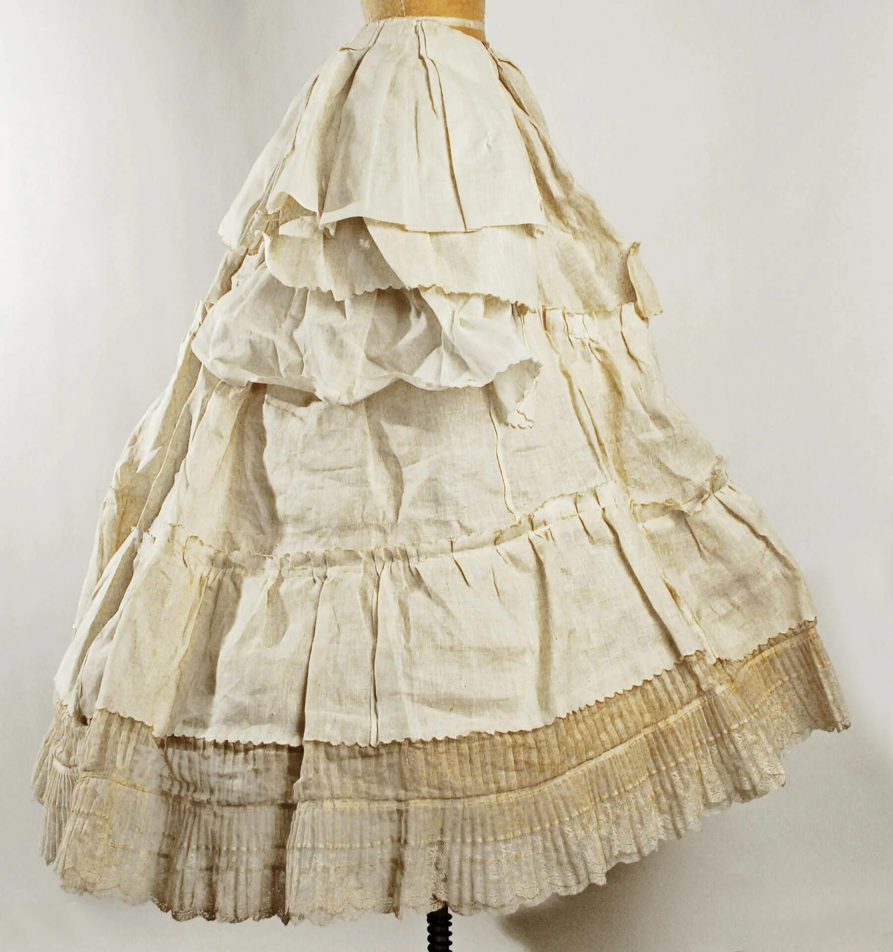 Век кринолинов. Юбка кринолин 19 век. Платье с кринолином 19 век. Платья 19 века кринолин.