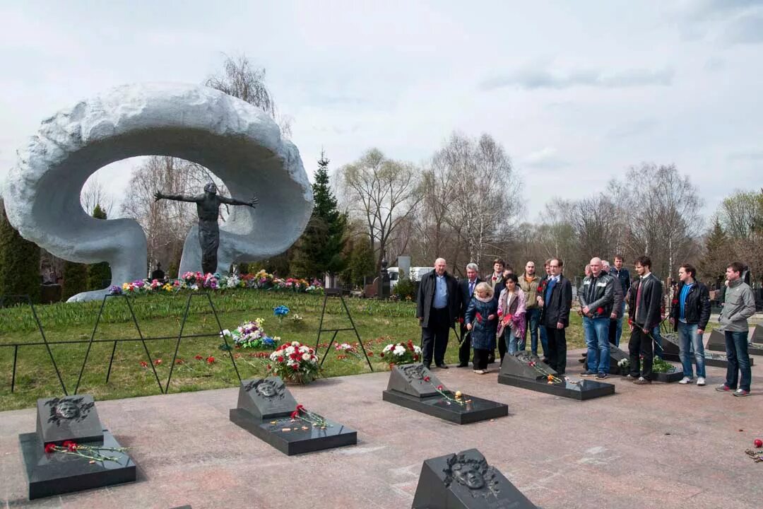 Памятник ликвидаторам Чернобыльской Митино. Памятник ликвидаторам Чернобыльской аварии на Митинском кладбище. Памятник чернобыльцам на Митинском кладбище. Мемориал погибшим на Чернобыльской АЭС на Митинском кладбище.