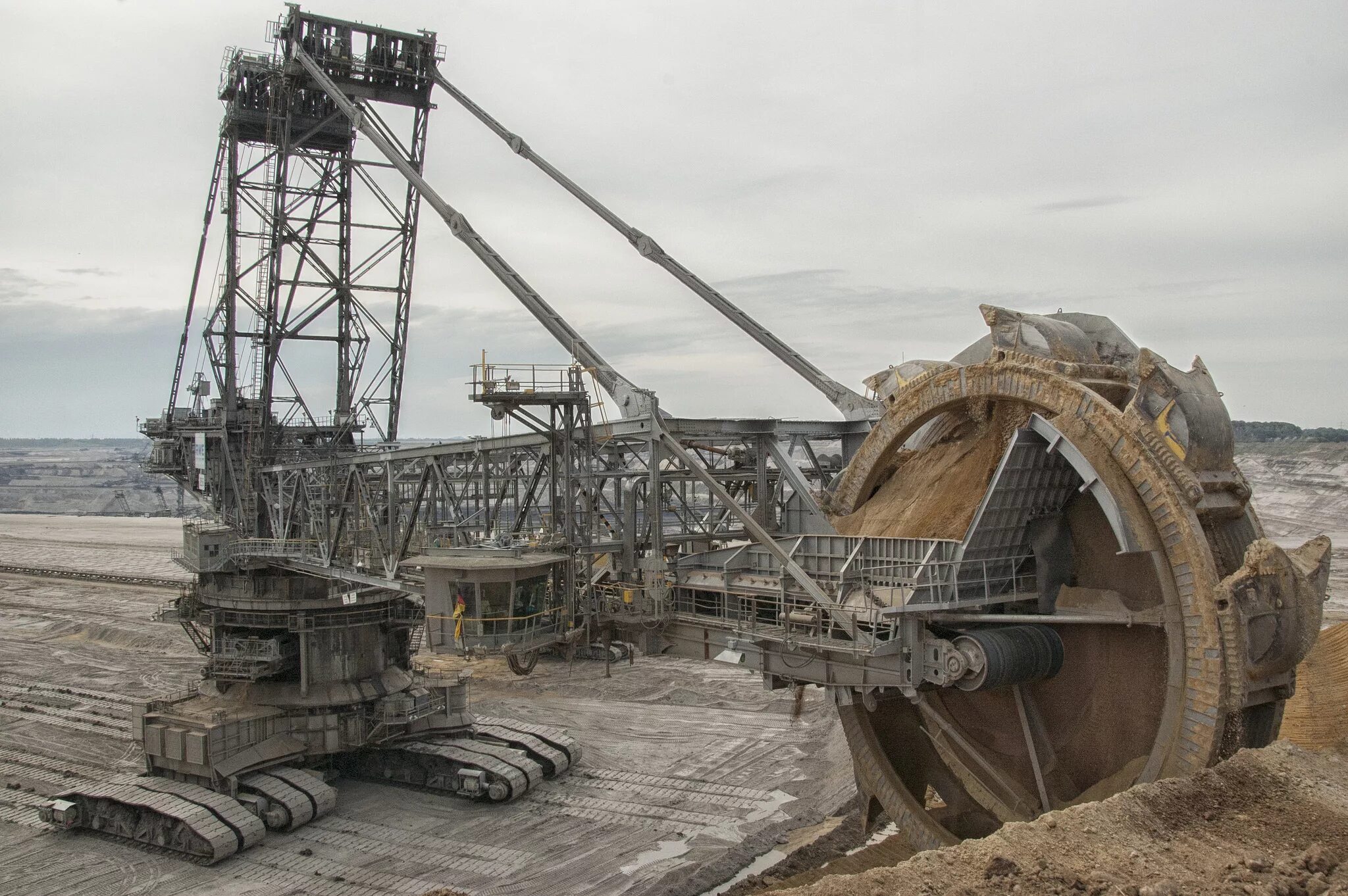 Огромный экскаватор. Роторный экскаватор Bagger 288. Роторный экскаватор Баггер 293. Карьерный экскаватор Bagger 288. Самый большой роторный экскаватор в мире Bagger 288.