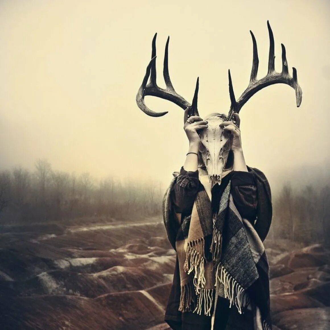 Маска череп оленя. Шлем с оленьими рогами. фотосессия с оленьими рогами. фотосессия с рогами на голове. шлем с рогами оленя.