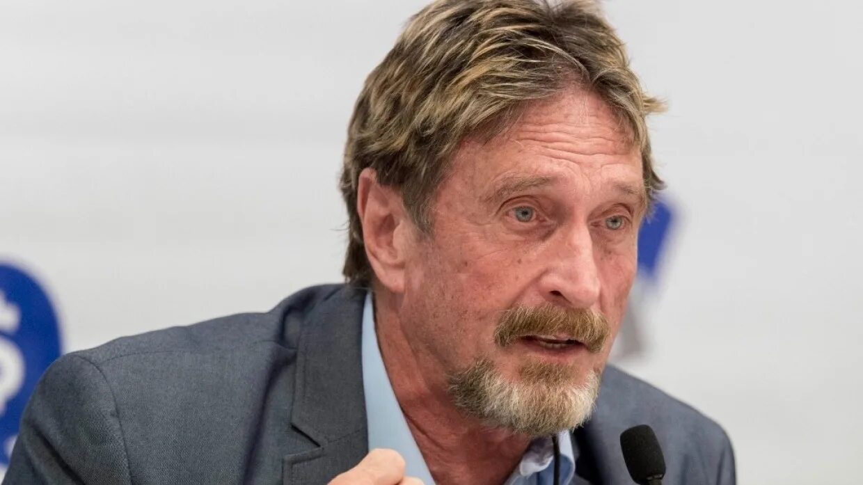 Mcafee founder. Бизнесмен джон. Джон макафи американский программист. Бизнесмен джон. Макафи джон и его супруга.