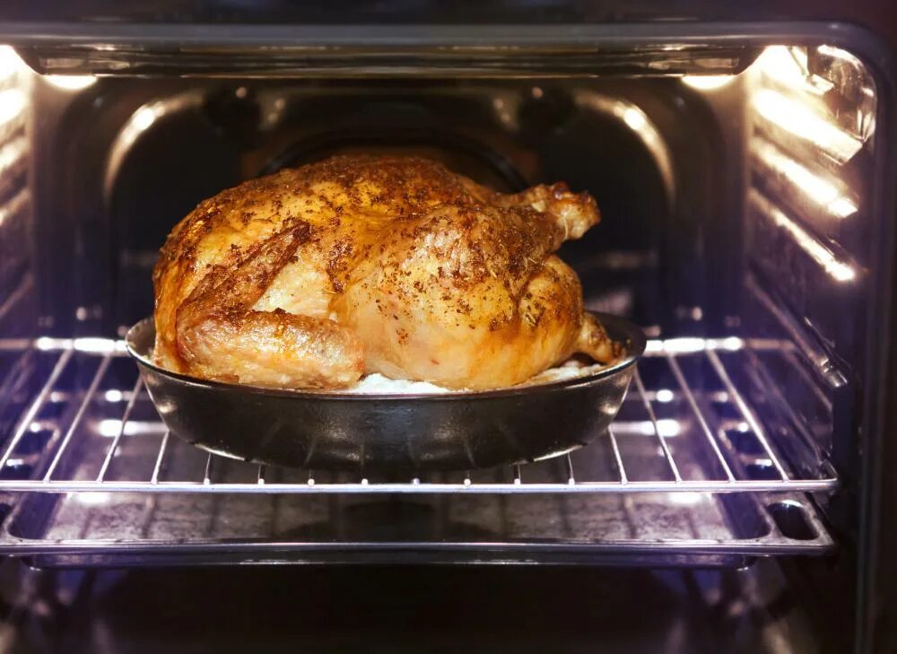 Сколько курица в духовке готовится при 180. Курица в духовке. Курица в духовке целиком. Утка в духовом шкафу. Курица в электродуховке.