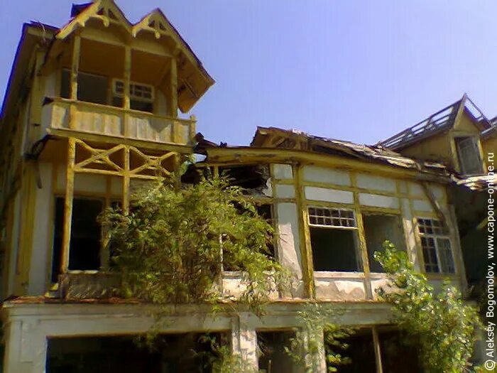 Старый полуразрушенный дом в центре Гагра. Старая Гагра жилье. Дерево упало на дом Гагра фото.