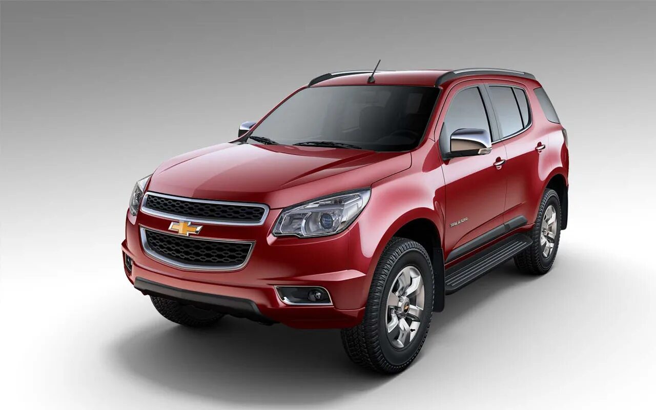 Кроссоверы цены бу. Chevrolet trailblazer 2016. Красная Chevrolet trailblazer 2013. Шевроле Трейлблейзер 2013. Шевроле блейзер 2015.