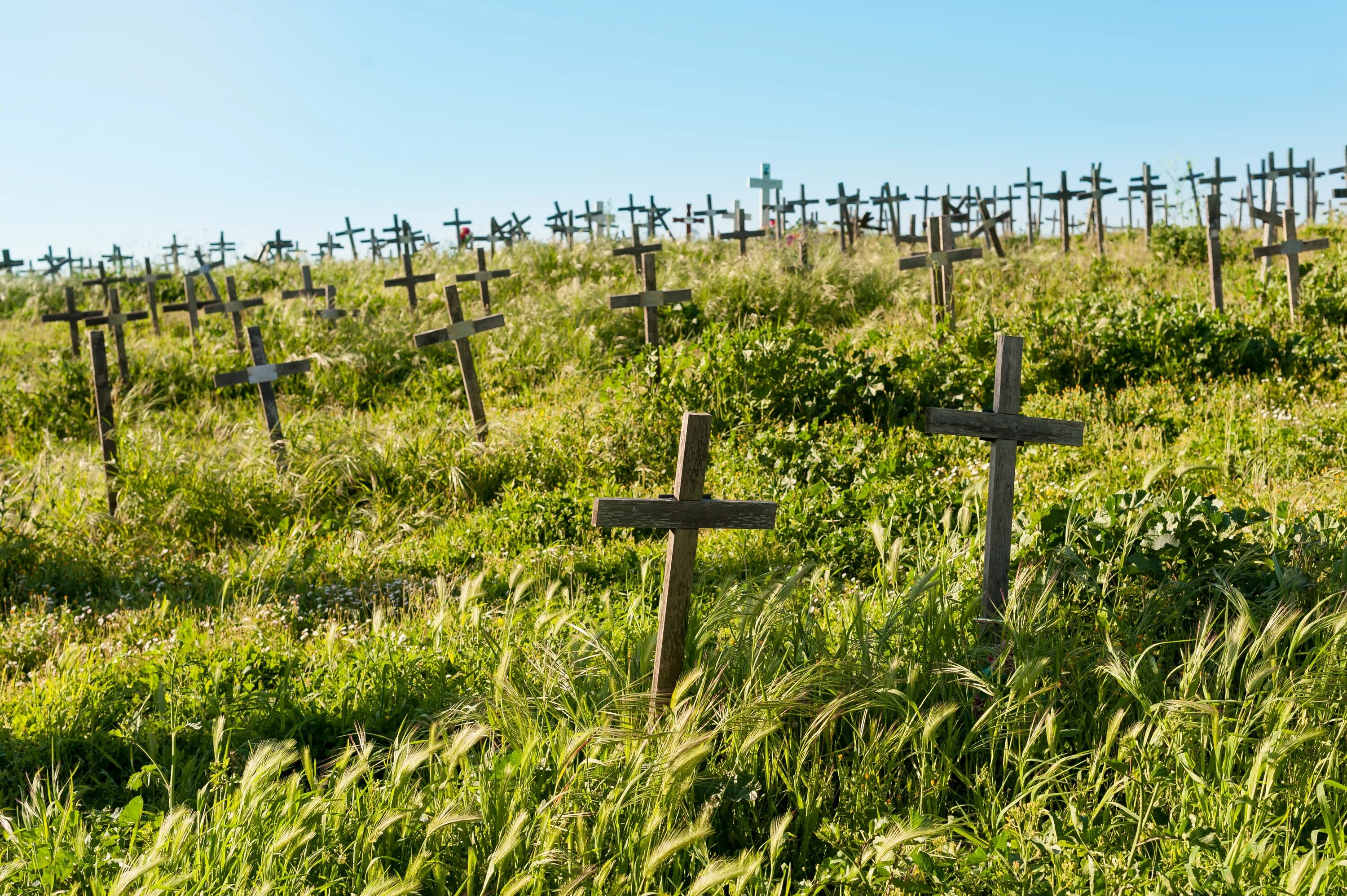 Похороненный крест. Крест на кладбище. Могила в поле. Могильный холмик с крестом. Старинное кладбище.