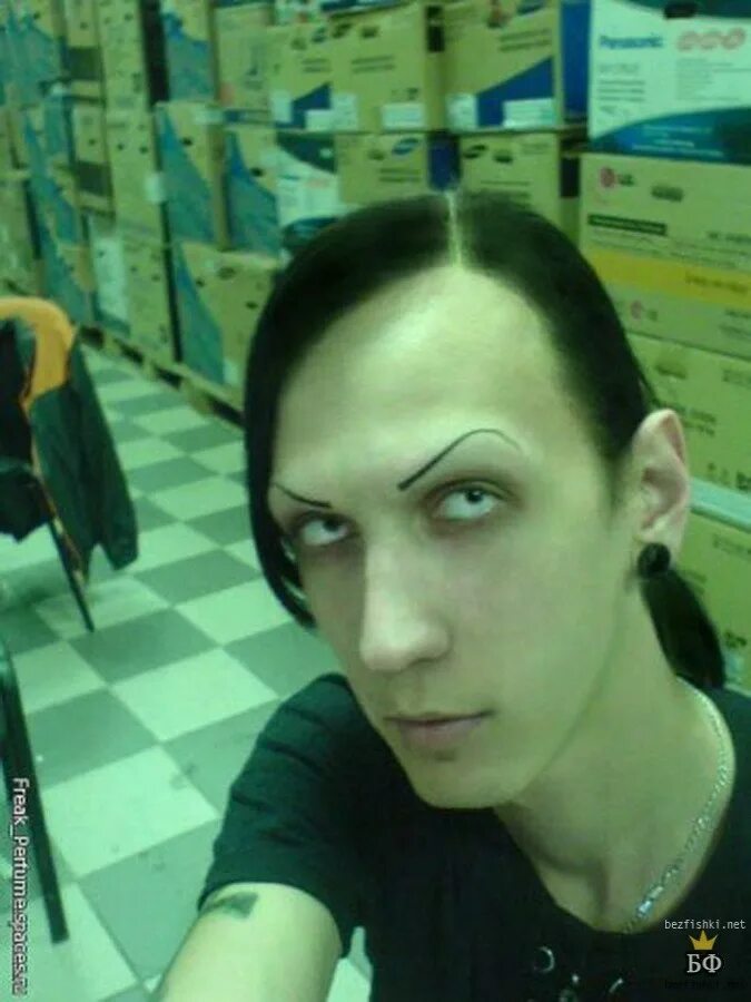 сбритая бровь. девушки с бритыми бровями. что будет если сбрить брови. что будет если сбрить брови. человек без ресниц.