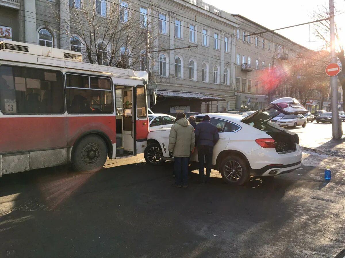 Обстановка в саратове на сегодня. ДТП Саратов троллейбус. Авария троллейбуса в Саратове. Троллейбус Иркутск ДТП. Троллейбус Саратов Энгельс.