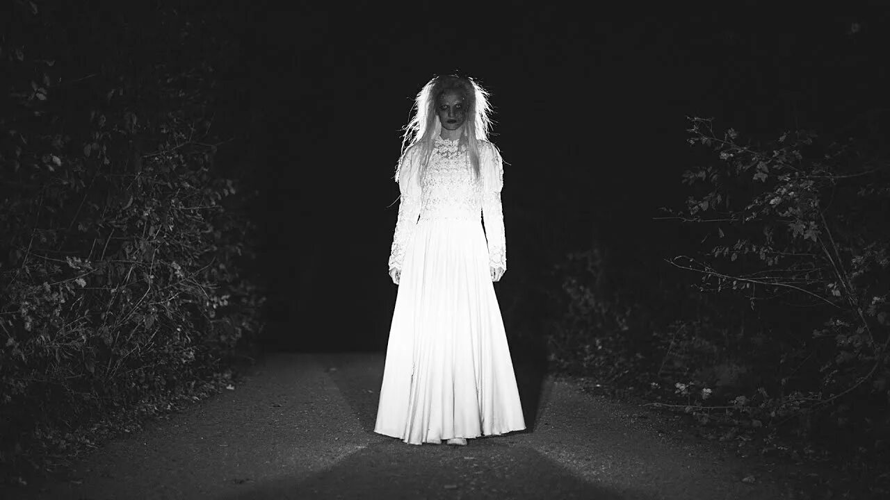Призрак женщины в белом. Хагала женщина призрак ворон. Полтергейст призрак фазмофобия. Scary ghost lady s. Scary ghost lady s.