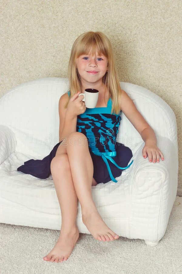 Девушки 8 лет на диване. Model анастасия оруб. Кресло для девочек 12 лет. Ноги девочек. Ступни подростка.