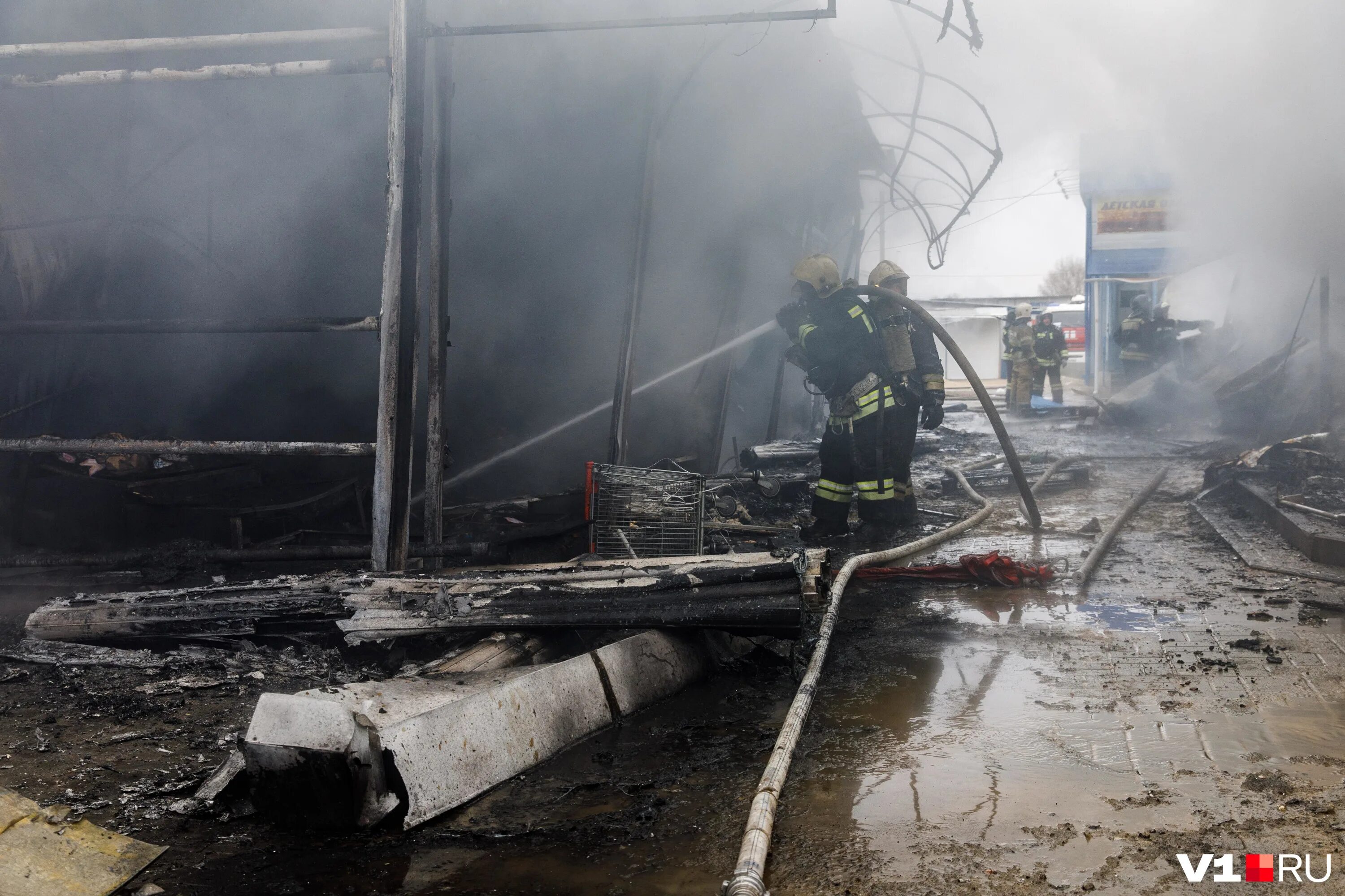 пожар на дебаркадере в вологде. пожар. пожары. пожар. пожар миг.