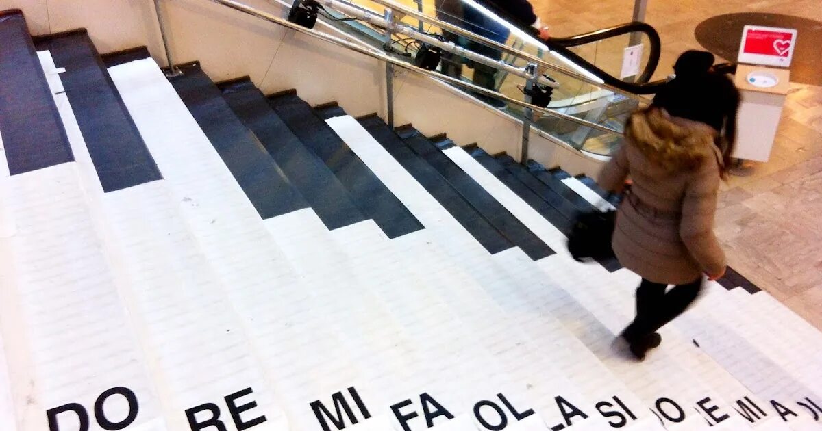 Fun theory. Ступеньки в виде клавиш. Ступени в виде пианино. Музыкальная лестница. Лестница пианино.