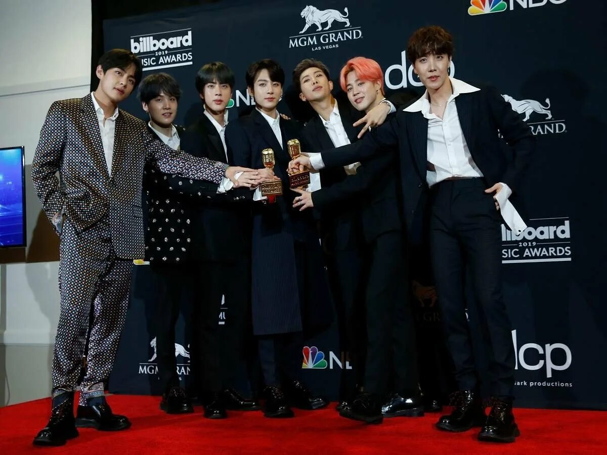 Bts awards. БТС на биллборд. BTS на Billboard Awards 2018. БТС на премии 2018. Группа БТС 2017 года.