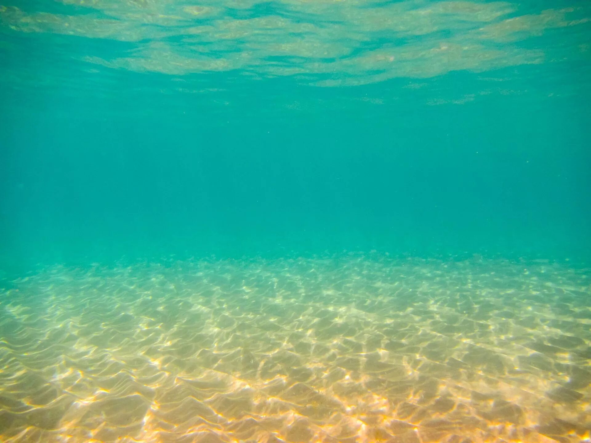 Толща воды в океане. Морское дно. Дно моря. Море под водой. Песчаное дно.