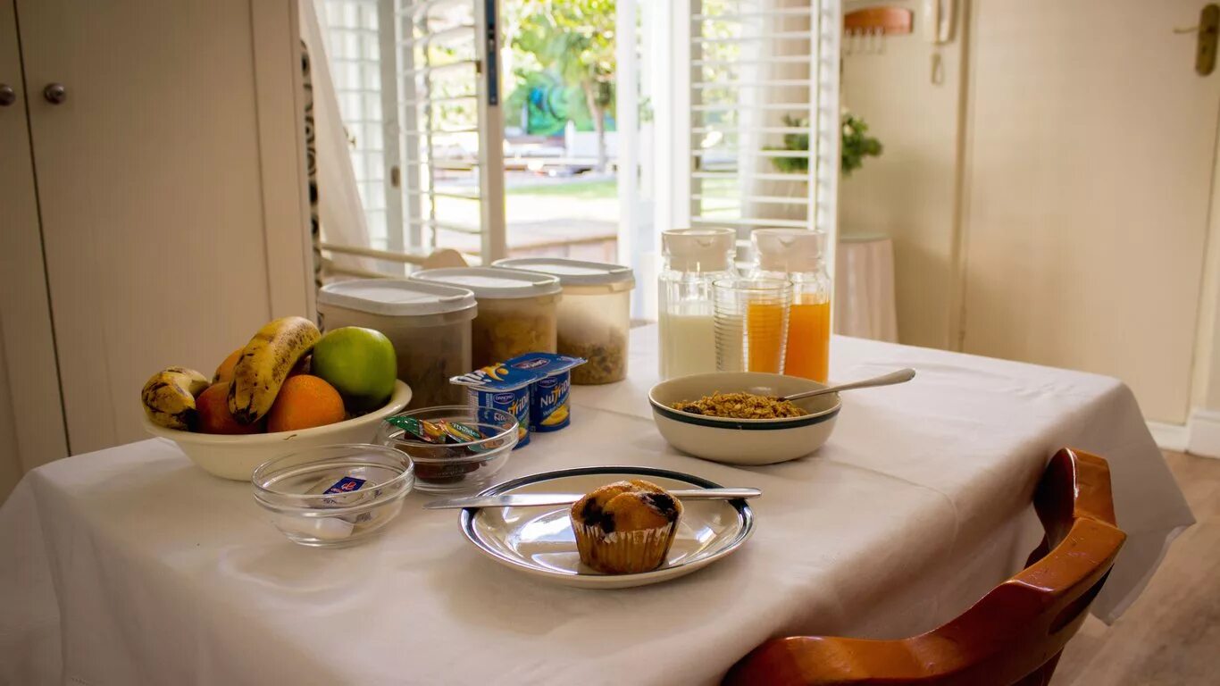 Continental breakfast explained. Континентальный завтрак. continental breakfast. завтрак в нежном интерьере кухни. континентальный завтрак инсталляция.