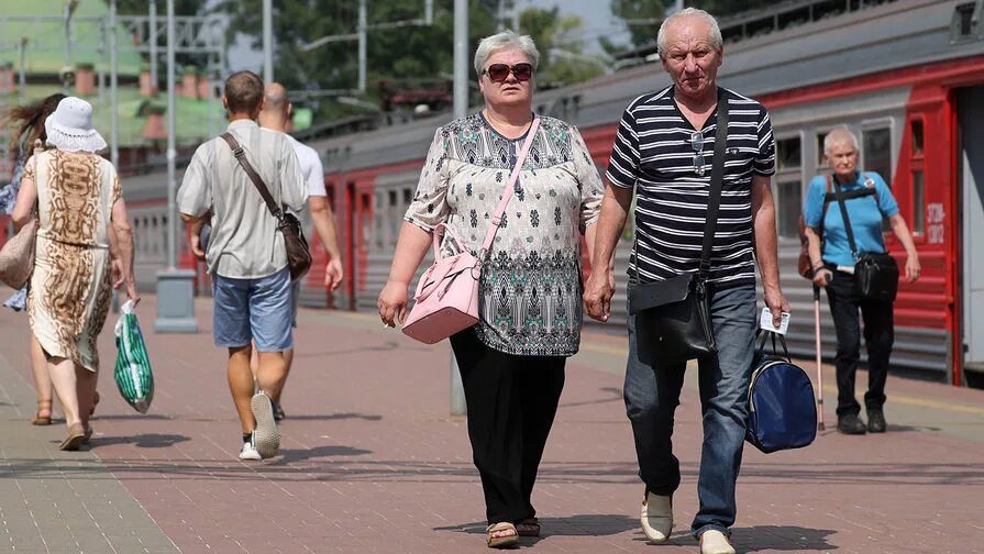 Новое о пенсионном возрасте на сегодня. Пенсионеры. Российские пенсионеры. Пенсионеры в России. Пенсионеры стоят.