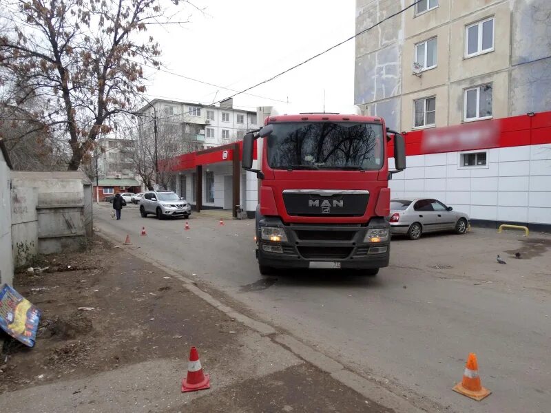 Водитель жара. Водитель автобуса в полный рост. 18 маршрутка астрахань. Водитель в астрахани свежие. Работа водителем в астрахани.
