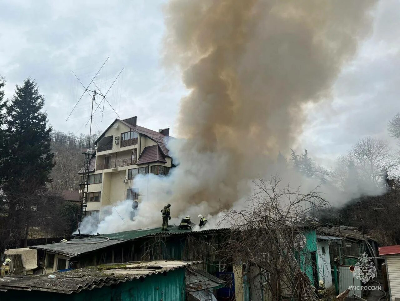 Что горит в сочи сейчас. Пожар дома. Пожар в сочи сейчас. Пожар рынок адлер. Пожар в доме.