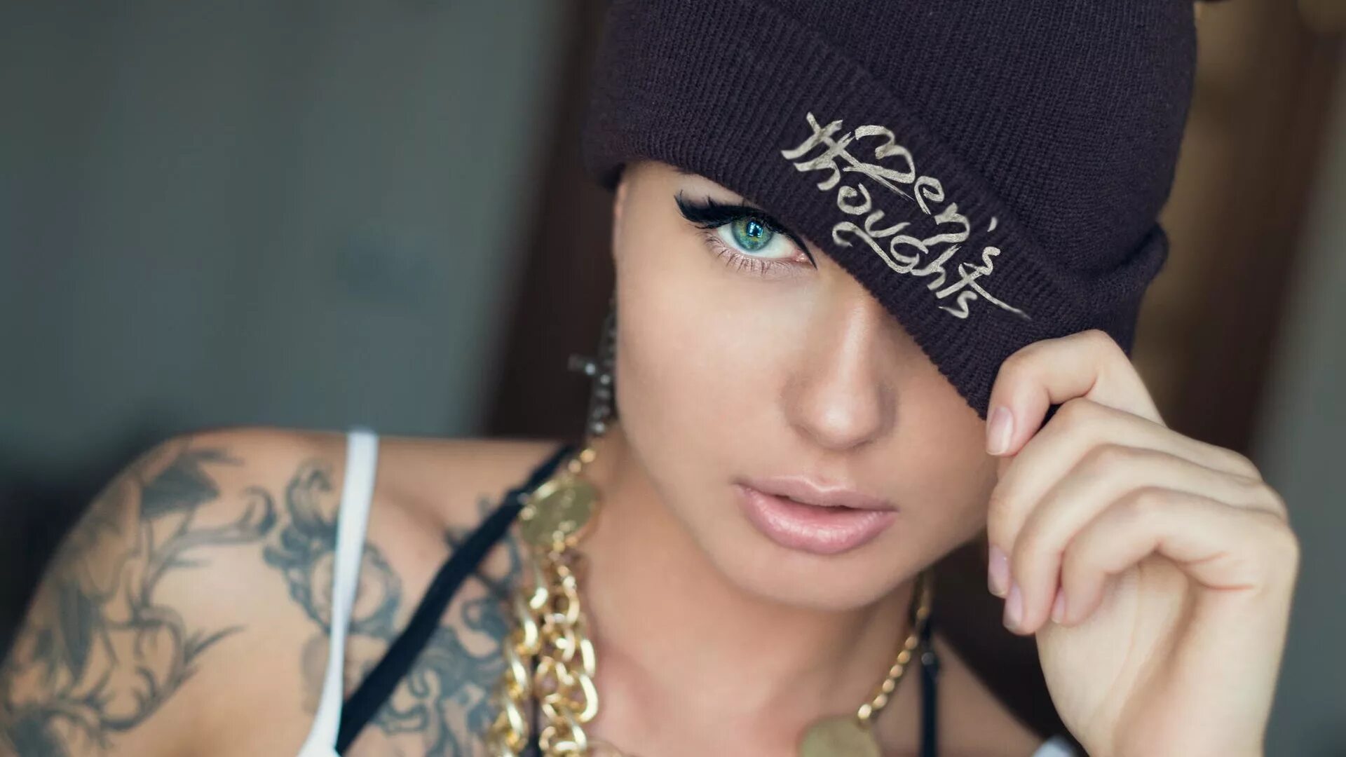 дерзкая девушка. крутая девушка. блондинка с перчатками. модная девушка. дерзкая девушка.