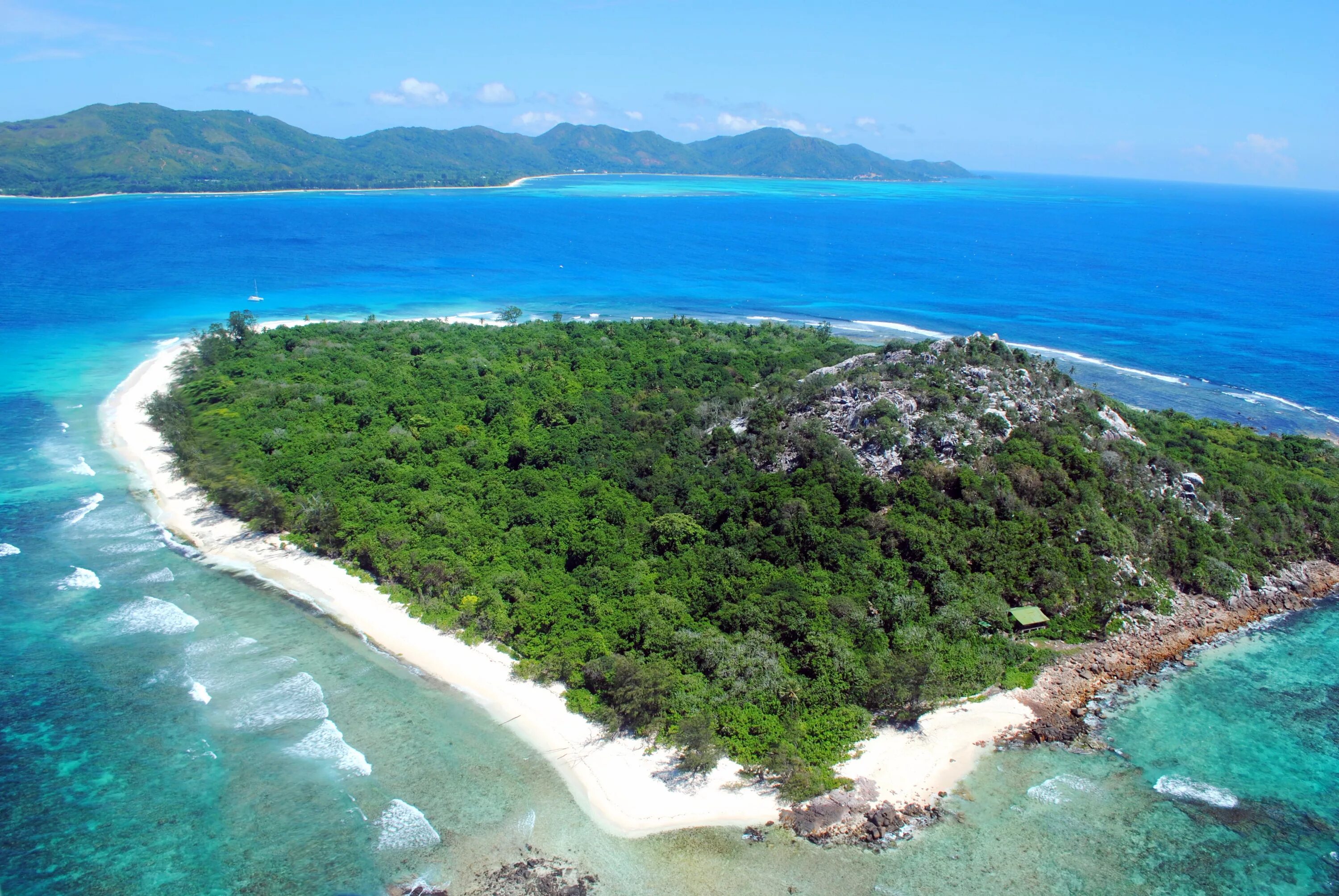 Lets island. Сейшелы остров Исланд. Cousin Island Сейшельские острова. Остров Кайе Чапел. Остров Аттолико.