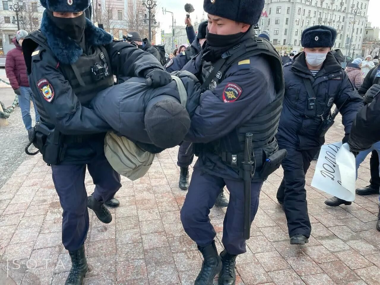 Против войны новости. Задержание на митинге в Москве. Полиция Украины на митинге. Против полицейского государства.