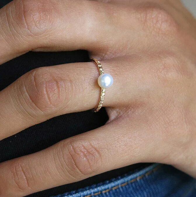 Почему палец черный от золотого кольца. Обручальное кольцо с жемчугом. Кольцо с маленькой жемчужиной. Кольца с маленьким жемчугом. Кольцо с жемчугом на руке.